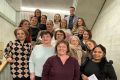 Cune Camille, Hauswirth Jazmine, Hulmann Tiffany, Milenkovic Milica, Müller Adeline, Rabushaj Nasibe, Rico Annamaria, Romieh Anisa, Tobler Julie, Vivet Jocelyne, Von Grünigen Sarah, Mme la Ministre Nathalie Barthoulot, Monsieur le Président des CAD Loïc Dobler et les responsables des CAD.En date du 5 décembre 2023, 11 accueillantes en milieu familial – AMF - en provenance des districts de Delémont et des Franches-Montagnes, ont reçu leurs attestations de formation de base après avoir suivi 58 périodes de cours sur l’année, complétées par le cours Samaritains « urgences chez les petits enfants ». Mme la Ministre, Nathalie Barthoulot, et le Président des CAD, M. Loïc Dobler, accompagnés des responsables de l’institution et d’Avenir Formation, sont venus les féliciter et les remercier chaleureusement pour leur engagement en faveur des familles. Dès l’année prochaine, toutes les AMF agréées des CAD (environ 100) suivront la formation continue obligatoire de 16 périodes qui complètera ce cursus, leur permettant ainsi d’acquérir et de maintenir les connaissances nécessaires pour s’occuper des enfants avec professionnalisme et bienveillance.